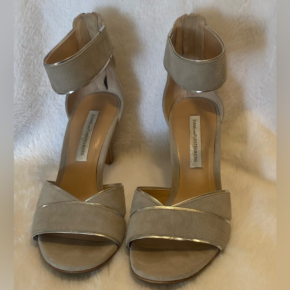 Diane Von Furstenberg Ragusa 3” Suede Heel size 6 - Picture 3 of 6